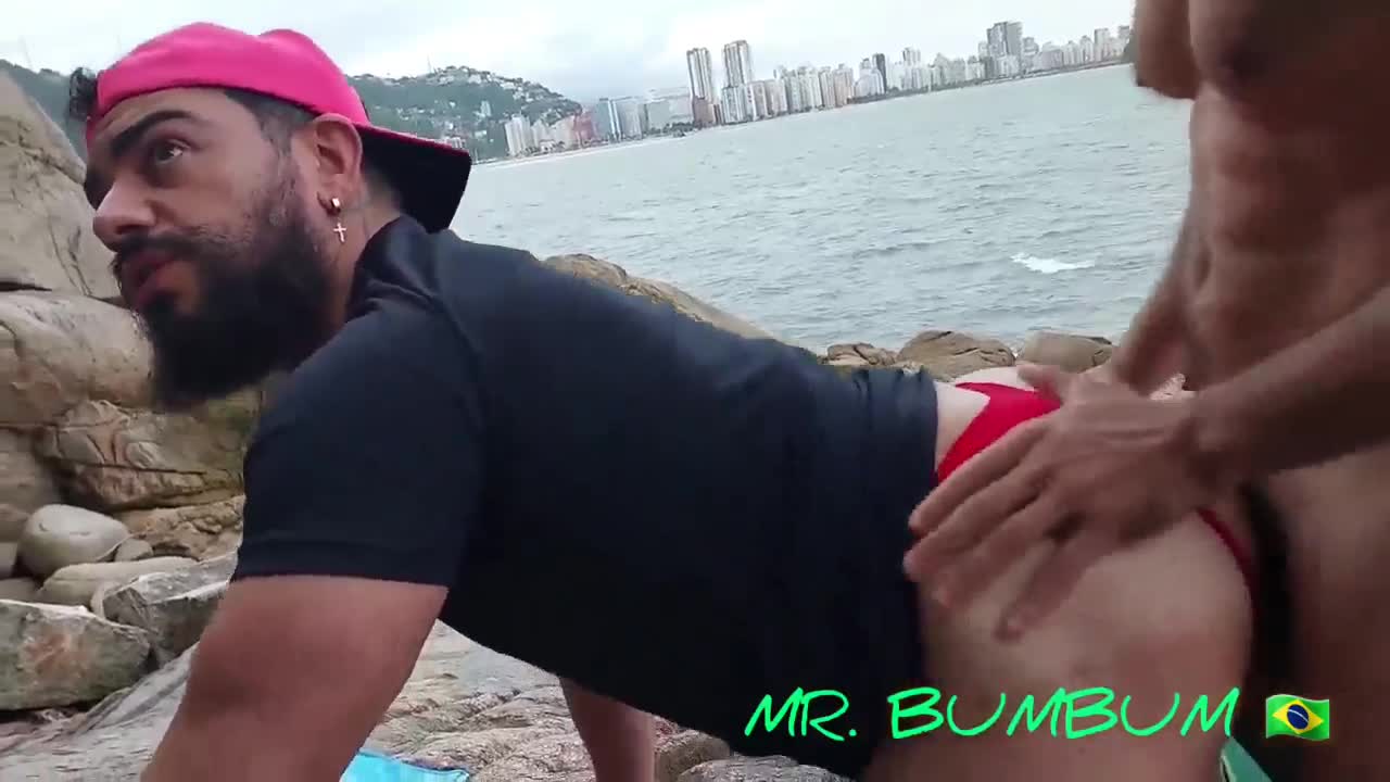 Mister Bumbum chupando o pau dos Boys na praia no carnaval - Famosos Nus